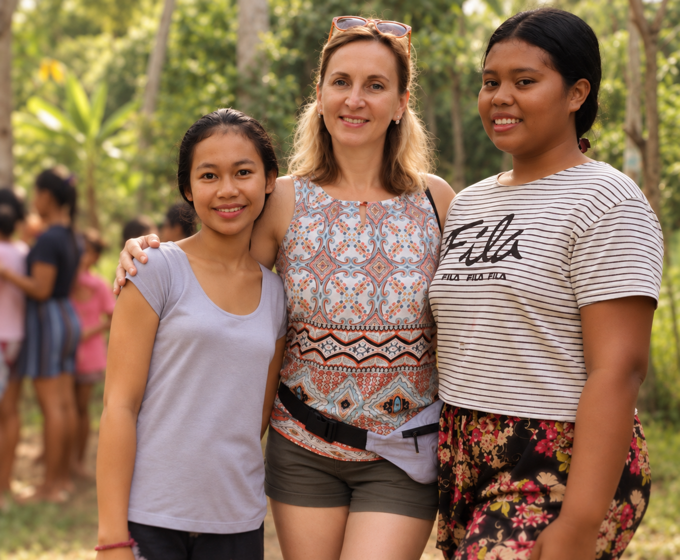 Dagmar Maradová se dvěma dívkami při návštěvě školy na Bali v Indonésii.