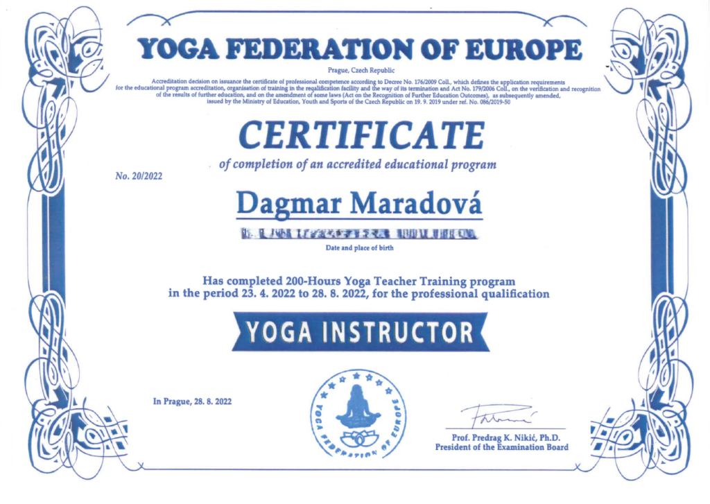 Certifikát Dagmar Maradové o absolvování výcviku instruktora jógy, vydaný Yoga Federation of Europe v anglickém jazyce.